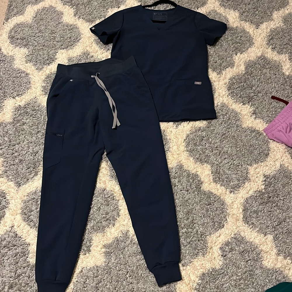Figs scrubs Zamora jogger pants in XS and Casma three pocket top in XS.